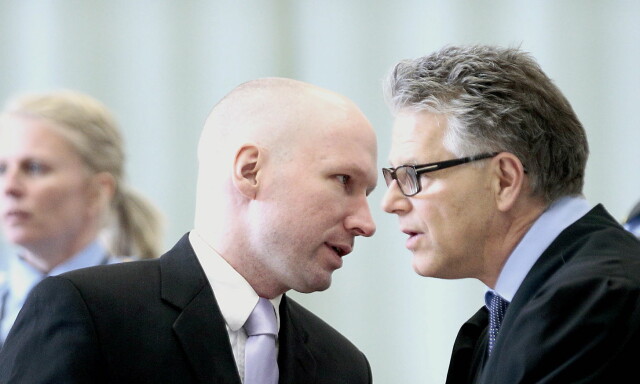Dette har bedret seg: Glassvegg byttet ut med gitter og betjenter bruker mer tid på Breivik